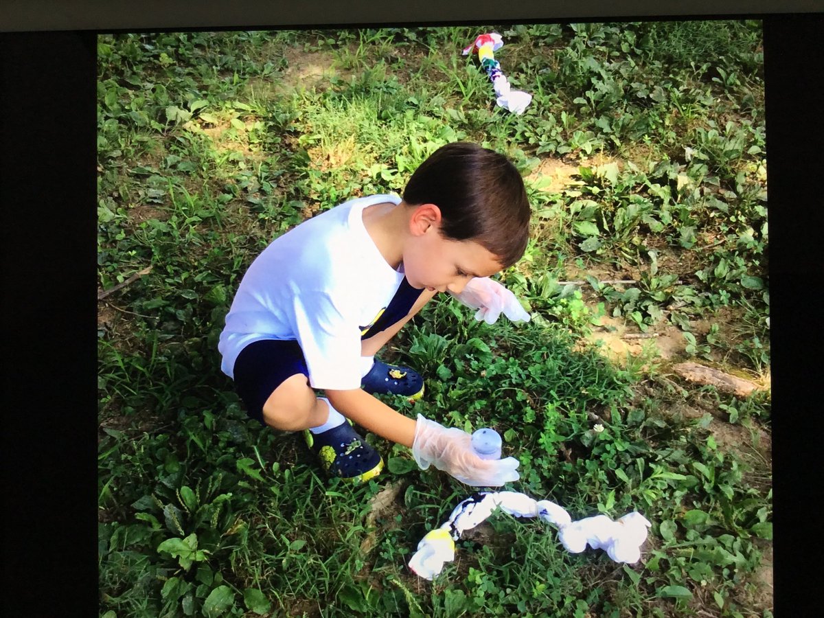 NicoleHubbs1's tweet image. Reading, bubbles and tie-dye Oh-My! Not only do we read...but we tie dye and create homemade bubbles using our creative inspirational minds! #SHMS 
#campreadalot