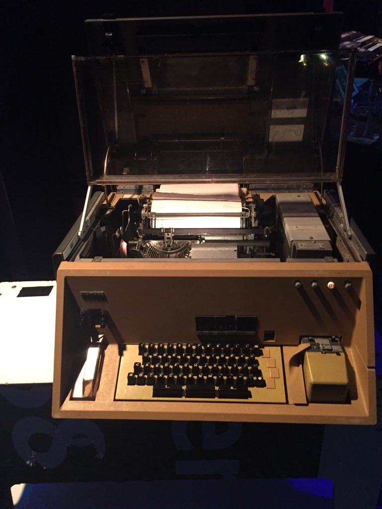 TabithaVogelaar's tweet photo. Whatsapp uit de jaren 60 #hacktalk9 https://t.co/H3g34nntVB