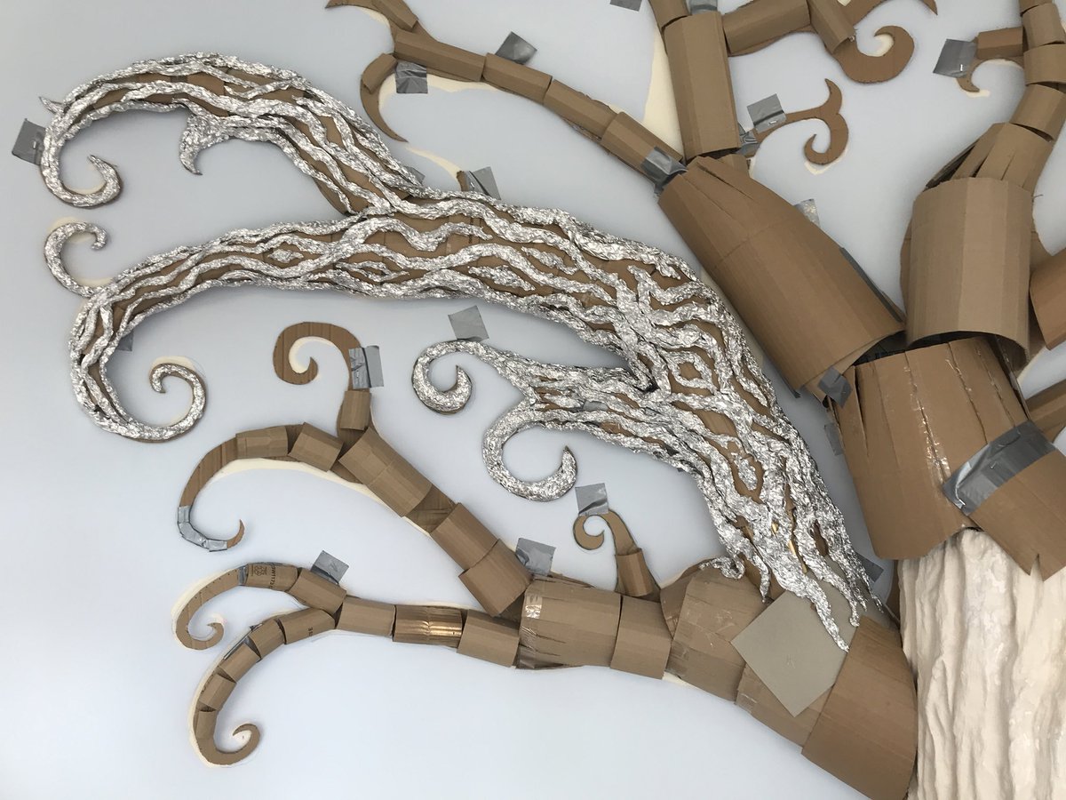 JillBusbyArt's tweet photo. Next stage: adding tin foil to create texture before adding plaster bandages (Modroc).
Note: hot glue gun hurts quite a lot.
#Brightsidesch #schoolart #largetreeprop #jillbusbyart #brentwoodartist #theatreprop https://t.co/2Pv4Ym9FFQ