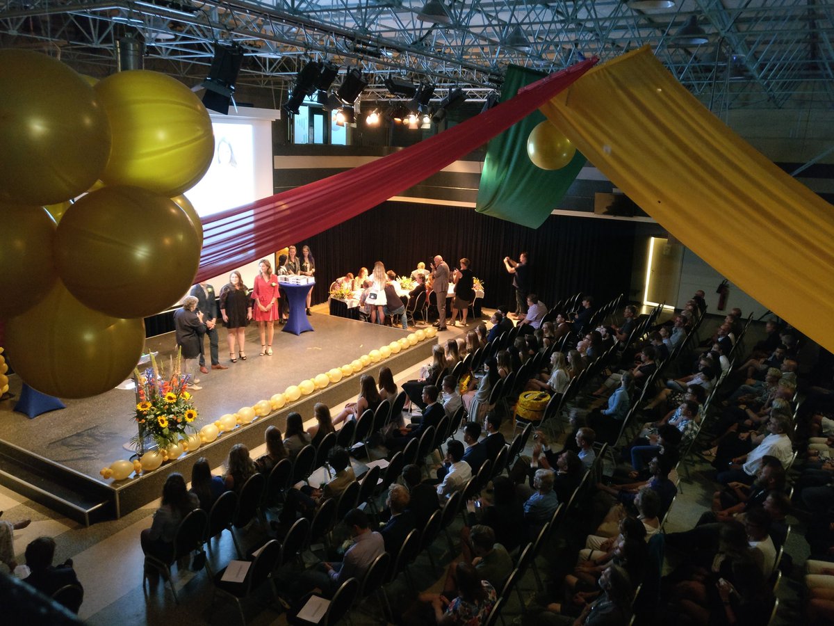 Blijft toch een bijzonder moment als je mag tekenen voor je diploma. #onderwijs