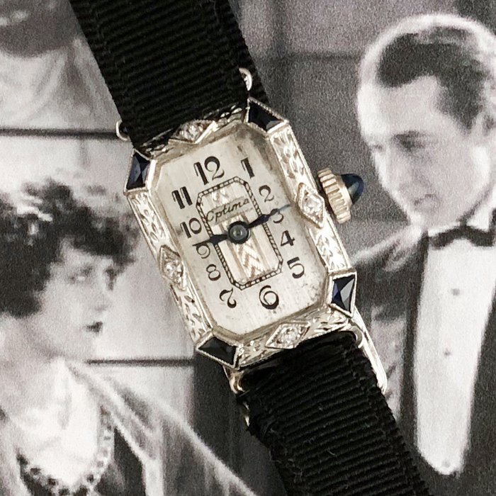 FatherTimeIL's tweet image. This particular Art Deco Optima is executed in a very fancy, engraved, 18K solid white gold case that boasts a sapphire blue, cabochon crown, and a silvered, engraved dial accented with blued steel hands. ow.ly/Wdoa30kJnSE #fathertimeantiques #watches #antiques