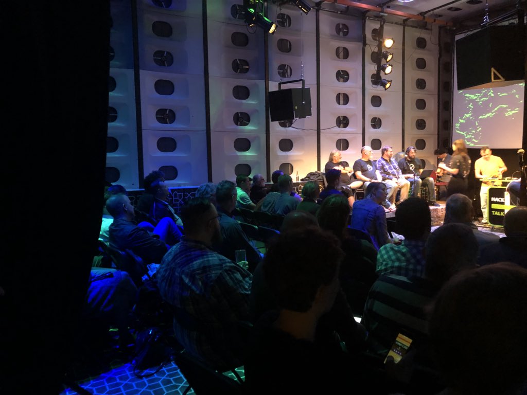 OmaraNahar's tweet photo. #HackTalk9 Heeft het allemaal. Het GenootschapGrijzeOuweHackers, een zaal vol KPN klanten (goed werk @okoeroo), 25 BHVers, stuiterende en zwemmende telefoons, @LousewiesvdLaan, #FunkyPianoMusic en er is nog steeds #INTERNET Mijn leven is #compleet @hacktalknl https://t.co/MxHWxrmhDz