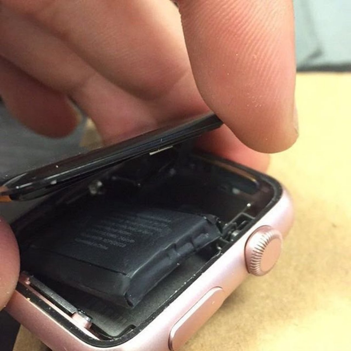 RTRepair's tweet photo. When time stops, we've got the tools to get it back on track. #wefixit #technology #applewatch #brokenscreen #swap #screenrepair https://t.co/csTwmbdEAO