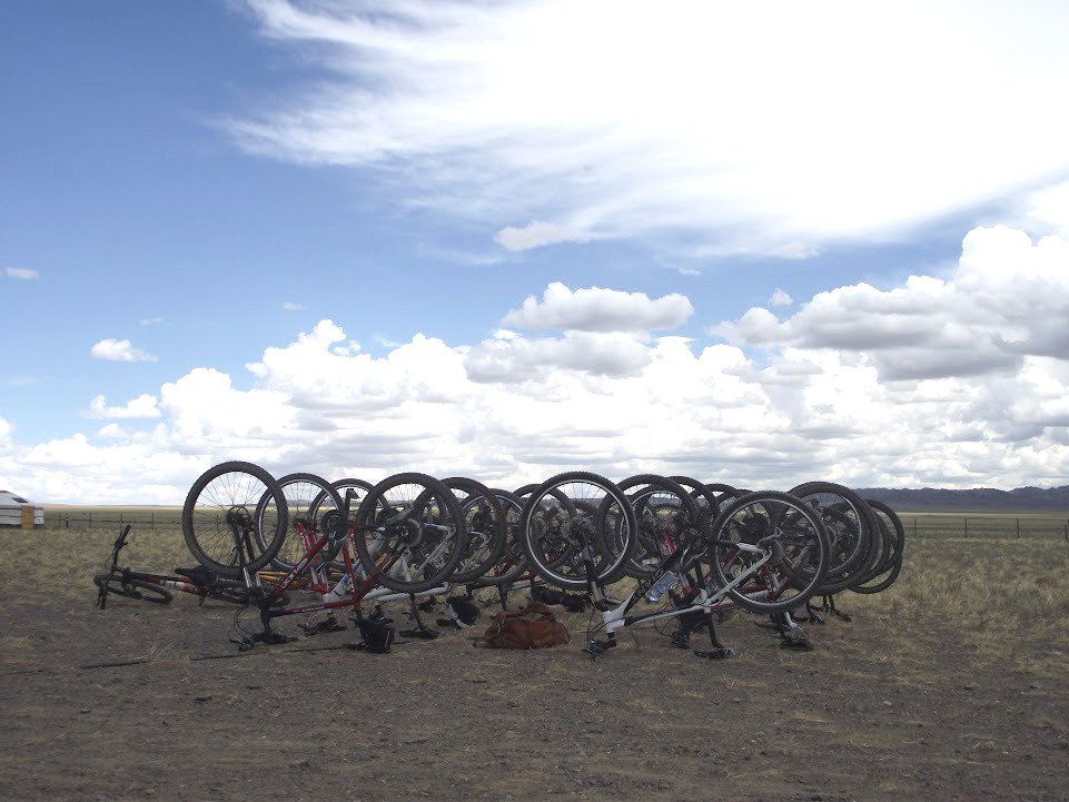 BikExperiences's tweet image. ¡Agosto está a la vuelta de la esquina! No decimos nada, pero... ¿no te apetece conocer la vida de los últimos nómadas en Asia y poder hacerlo además en bicicleta? Tu destino está en Mongolia. Ahí lo dejamos ow.ly/z32a30kTahe