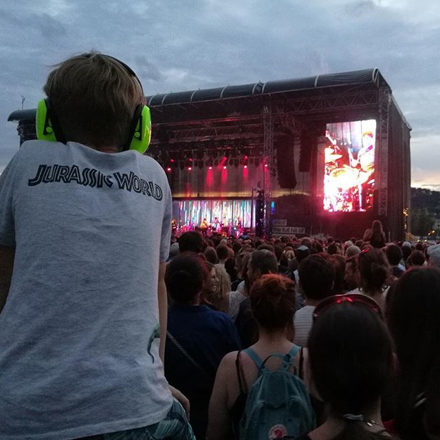 via instagram.com/p/BlD7NlPAIH5/: Das Ahoi! The Full Hit Of Summer ist auch 2018 ein Festival für die ganze Familie! Kinder bis acht Jahre haben freien Eintritt, auf dem Gelände bietet das Zelt vom Kinderkulturzentrum Kuddelmuddel Aktivitäten für die jüngsten Gäste.
.
.
.
.
.
#po…