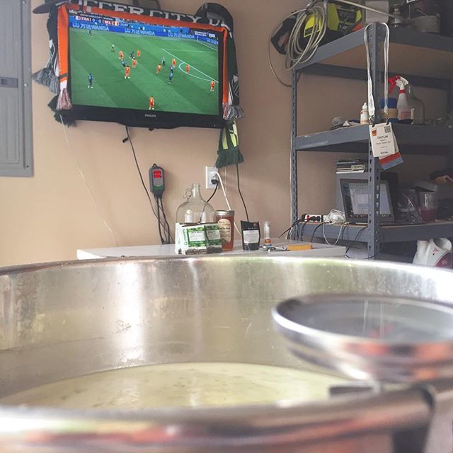 Settling in for a world class World Cup semifinal between France and Belgium while brewing the quintessential French/Belgian beer: Saison.
🇧🇪🍻🇫🇷
I'm for Belgium today (supporting @jensdrieghe, the biggest sports fan I know), which is fitting beca… ift.tt/2L5Ak1f