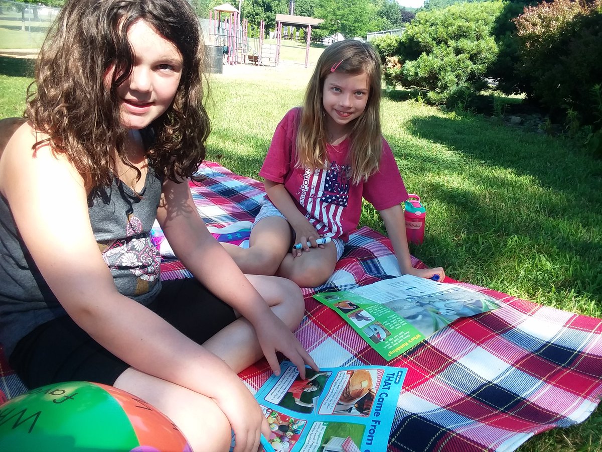 JackieLa3rd's tweet photo. Investigating  nonfiction text features. #STEM camp. #BASDPride #teachersinthepark https://t.co/et4tHJgGvn