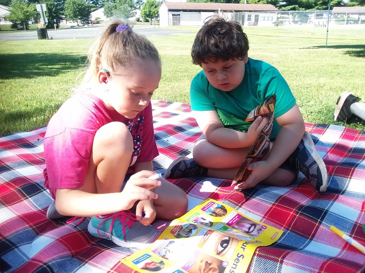 JackieLa3rd's tweet photo. Investigating  nonfiction text features. #STEM camp. #BASDPride #teachersinthepark https://t.co/et4tHJgGvn