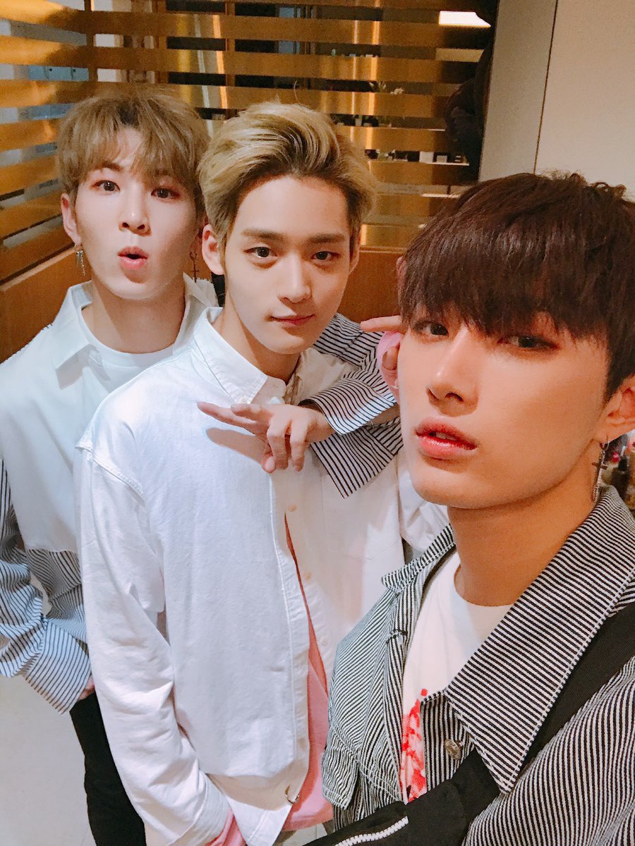 DongyoonGermany's tweet photo. [OFFICIAL TWITTER UPDATE]
trans: Time Travel Series # 64 with Spectrum

Before going to Music Bank
I left a pretty picture in the shop
Min Jae, Dong Yoon, Jae Han 😍
-
#SPECTRUM #SpectrumDongYoon #Minjae #Jaehan #kimDongYoon #스펙트럼 #스펙트럼동윤 #김동윤 #동윤 #재한 #민재 https://t.co/f4LiK5AtK0