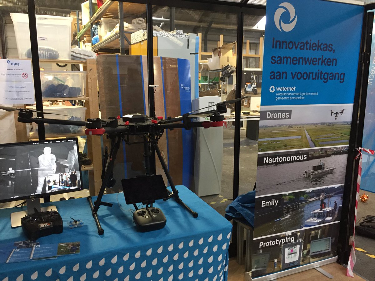 gmvandentop's tweet image. Slimme watermeter, dijken beoordelen met een drone, sluisdeuren controleren met autonoom varende onderwatercamera, maaisel gebruiken voor meubilair, verkeersborden én scooter - vandaag bood @ProdockAdam een kijkje in de innovatie keuken van @Waternet en vele andere start ups #vet