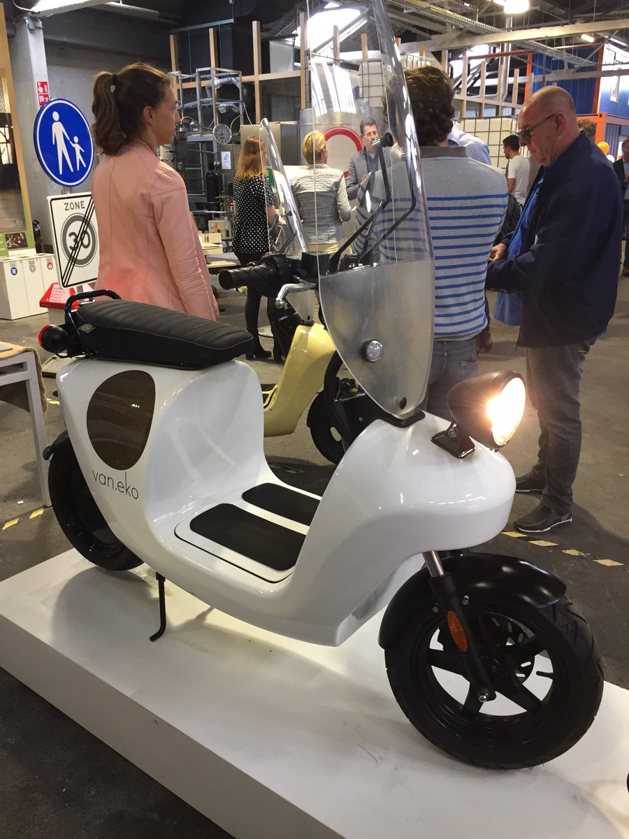 gmvandentop's tweet image. Slimme watermeter, dijken beoordelen met een drone, sluisdeuren controleren met autonoom varende onderwatercamera, maaisel gebruiken voor meubilair, verkeersborden én scooter - vandaag bood @ProdockAdam een kijkje in de innovatie keuken van @Waternet en vele andere start ups #vet