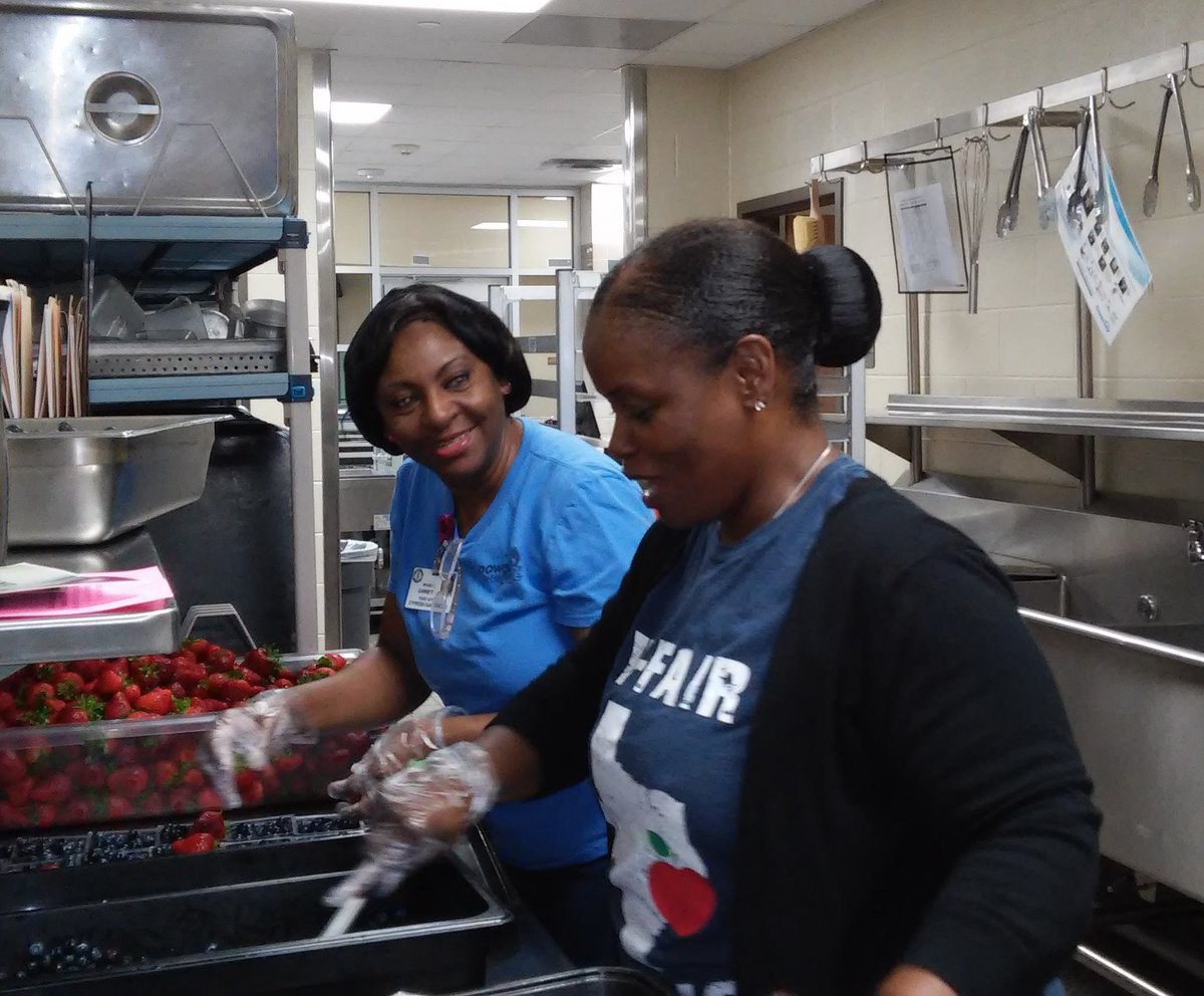 PowerUpCafe's tweet photo. Fresh #blueberries &amp; #strawberries - definitely something to cheer about! Ms. Beverly &amp; Ms. Shun, cafe managers @rennellredhawks &amp; @OwensCFISD, dish out these "berry" beautiful fruits for #schoollunch today! @Lamkin_Ele @CyFairISD #CFISDspirit https://t.co/E6RlYBMI57