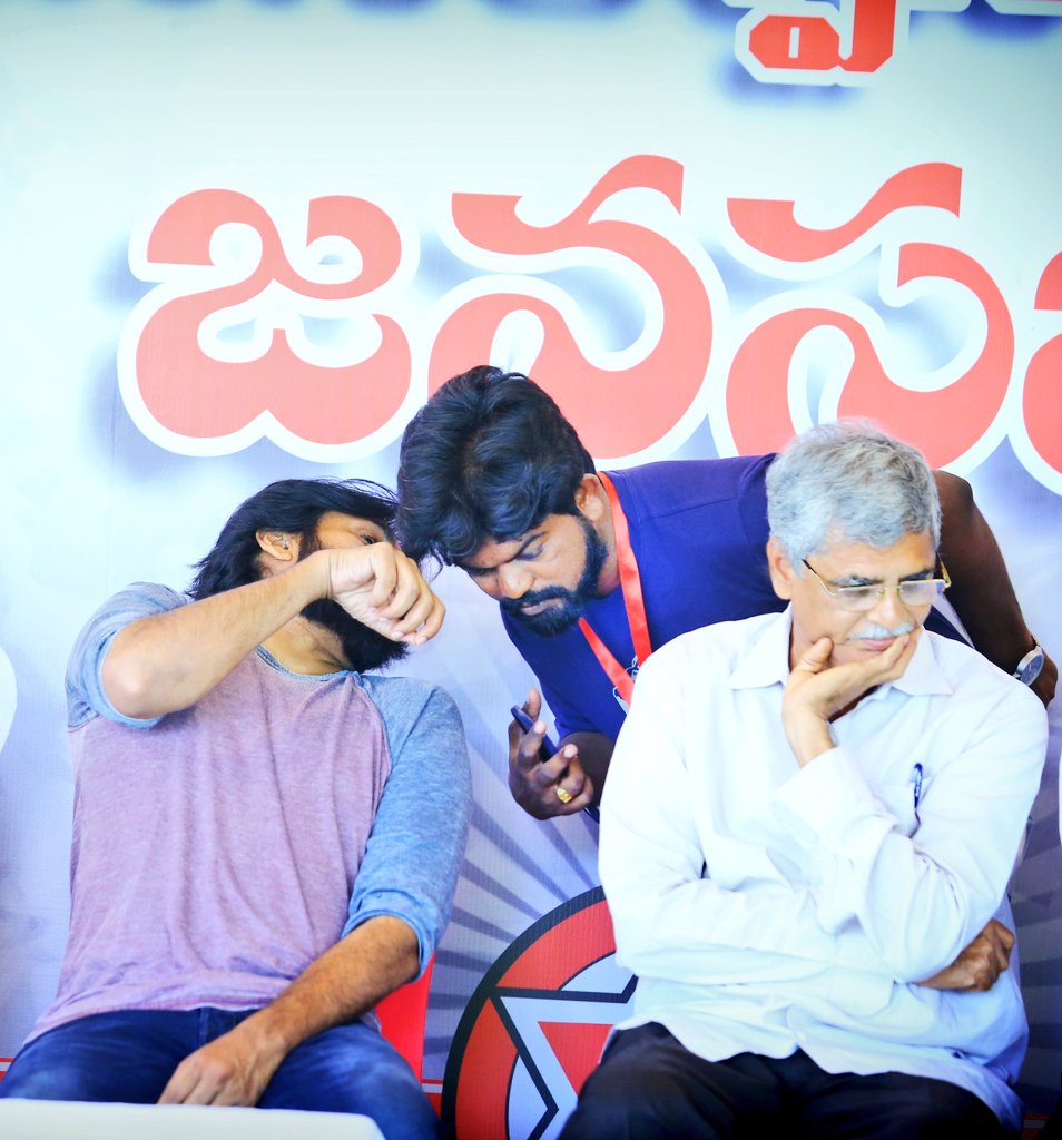 JSPSriram's tweet image. జీవితంలో ఒకరిద్దరు మనుషులను కలిసినప్పుడు వారి కోసం సర్వం వదిలిపెట్టి వెళ్లిపోవాలి అనిపిస్తుంది, నా జీవితంలో అది మీరే @PawanKalyan గారు
#ProudToBeAKalyanFan