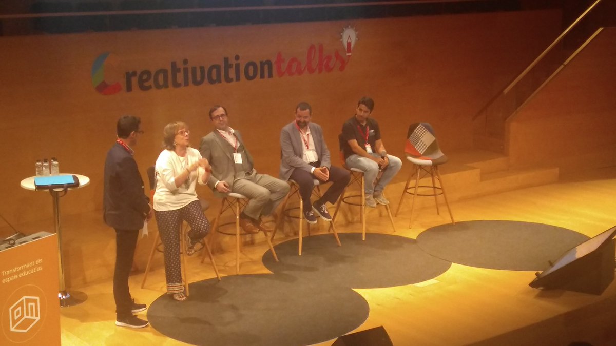 Joventut_gi's tweet photo. 3r Bloc de #CreativationTalks: #TransformantElsEspaisEducatius amb @ArcixFormacion, @pepgarcia3 de @maxchief_eu acompanyat d'alumnes de primària i de @Make_and_Learn i tancant #AlbertoGonzález de @elpais_retina i @ElHuffPost.
"Hay que dar voz a la innovación". https://t.co/2aLJApymyR