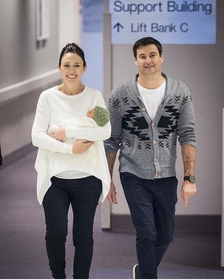 Bir başbakan, yeni doğurduğu bebeği ve partneriyle basınla buluşmaya giderken. Jacinda Ardern’in sade, mütevazı haline bakıp da özenmemek mümkün değil. Demek ki hayat böyle de olabiliyor. Dünyanın öteki ucu da olsa...