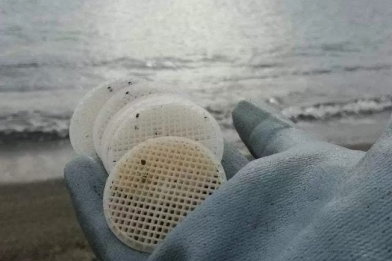 Lanuovaecologia's tweet photo. https://t.co/ipEwrmhcoA «Ecogiustizia subito». È lo striscione che ha esposto Legambiente per chiedere che venga fatta chiarezza sull’emergenza ambientale di tutto il mar Tirreno a causa della dispersione di dischetti in plastica fuoriusciti dal depuratore di Capaccio-Paestum. https://t.co/koDtSOn1Hz