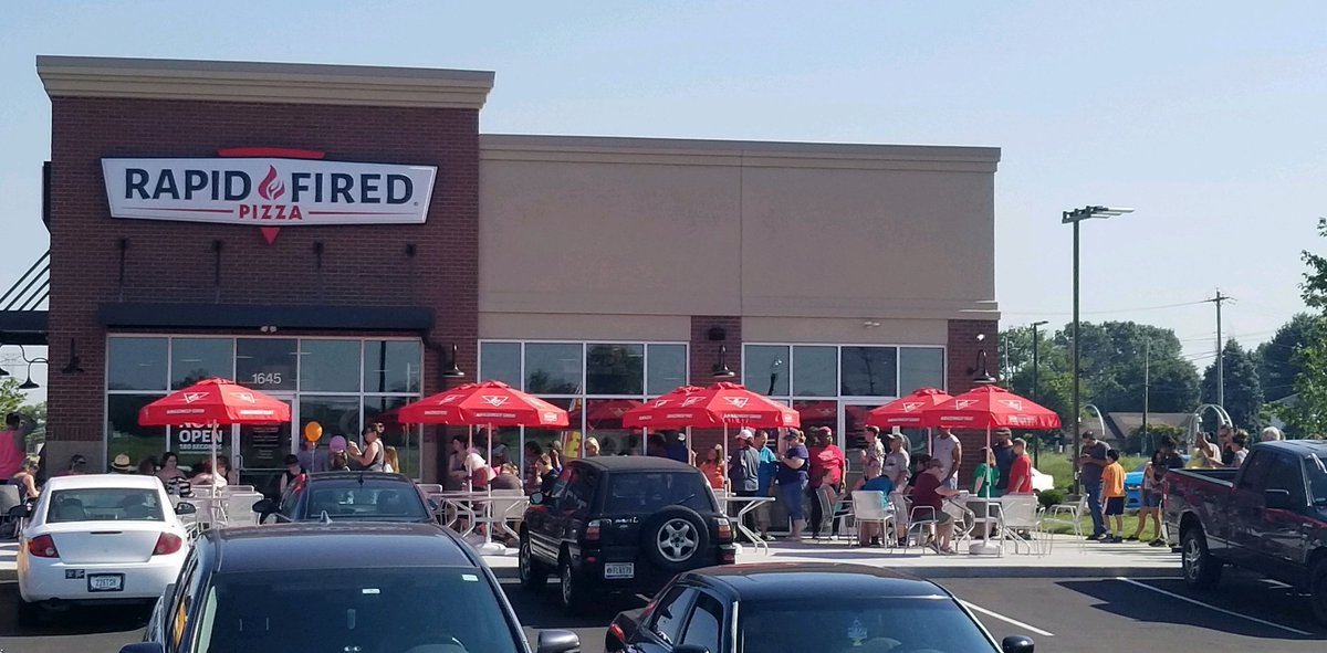 rapidfiredpizza's tweet photo. Giving away 250 free pizzas in Jeffersonville IN right now! 1645 Veterans Parkway. #freepizza #store24 https://t.co/uJ8OxguXPu