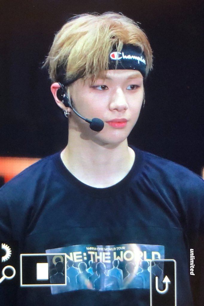 unlimited_dn's tweet photo. 180710 월드투어 인 도쿄
맨날보는 어깨인데도 적응이안되네..... ꒰⁎×﹏×⁎꒱՞༘✡ #강다니엘 https://t.co/AFyjLu5ktZ