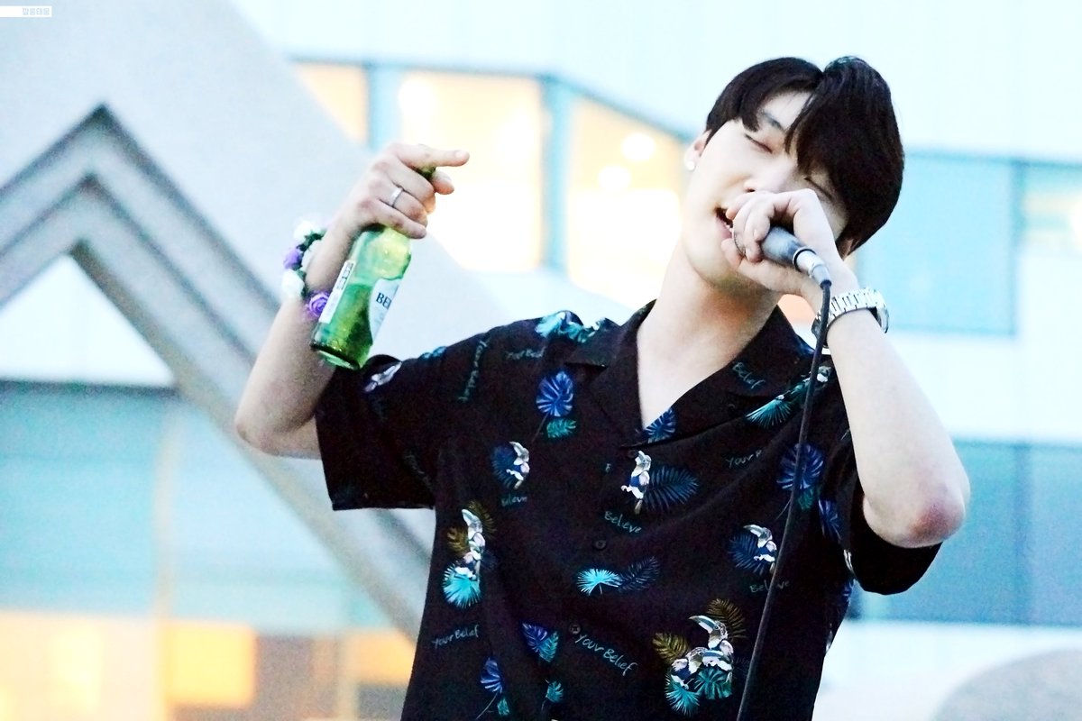 GR_tang's tweet photo. 180624 부산 해운대 버스킹

노이즈는... 어떻게 못하겠지만...😭
짠해를 이렇게 부르기 있냐 탱아🎤
우리 태웅이랑 한 잔 하실래요🍻?

#최태웅 #최탱 #탱 #tang #taewoong
#부산 #해운대 #버스킹 https://t.co/6UW1rm7E8D