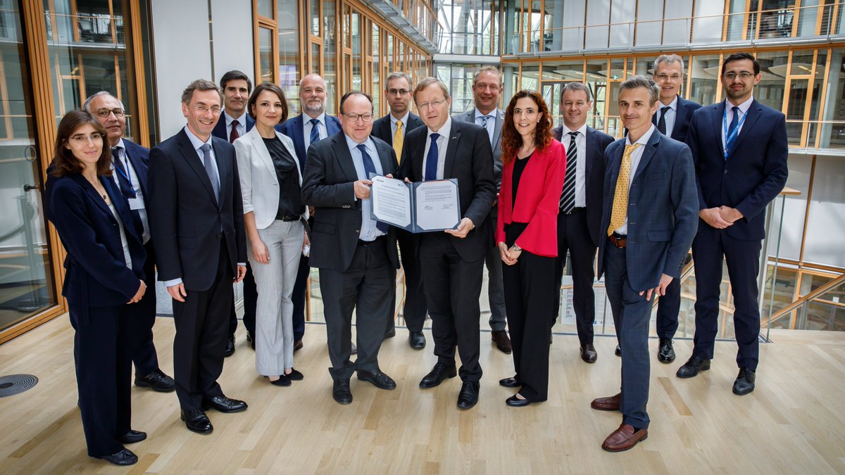EIB's tweet image. Today, we signed a joint statement with @esa to cooperate on supporting increased investment in the European #space sector ➡️ It will help create a level playing field for European companies to grow and become globally competitive. More: bit.ly/2JasbH3