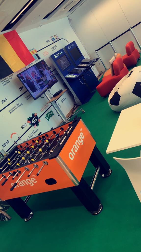 OrangeBEFR's tweet photo. Notre équipe nationale joue ce soir !! Qui va gagner selon vous? Nous on est prêts, et nos bureaux aussi ^^#FunAtWork #FunWithOrange https://t.co/BOegQx7FXD