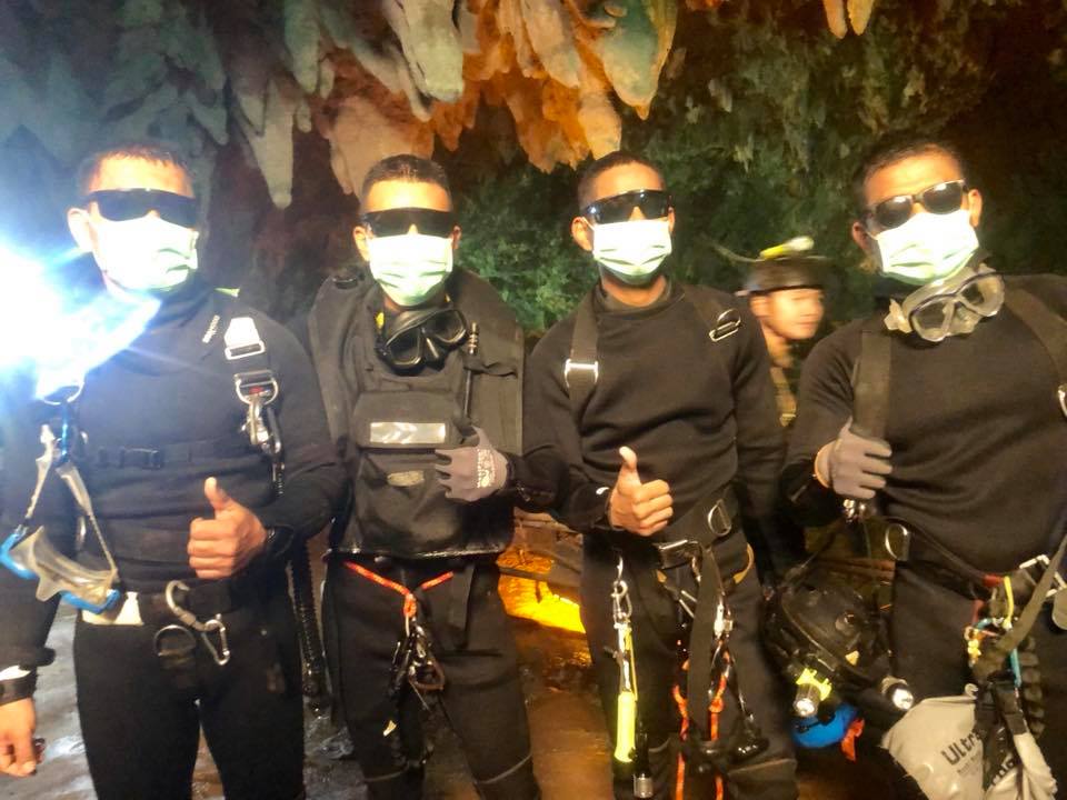 Thairath_News's tweet photo. #ถ้ำหลวง 21.35 น. 10 ก.ค.61

หมอภาคย์ และ ซีล 3 นาย ออกจากถ้ำแล้ว ทุกคนแข็งแรงปลอดภัย
ขอบคุณภาพจากเพจ Thai NavySEAL

#ถ้ำหลวง #พาทีมหมูป่ากลับบ้าน #หมูป่าผู้แข็งแกร่ง #13ชีวิตรอดแล้ว #ไทยรัฐ #ไทยรัฐทีวี https://t.co/T87WuR3ULw