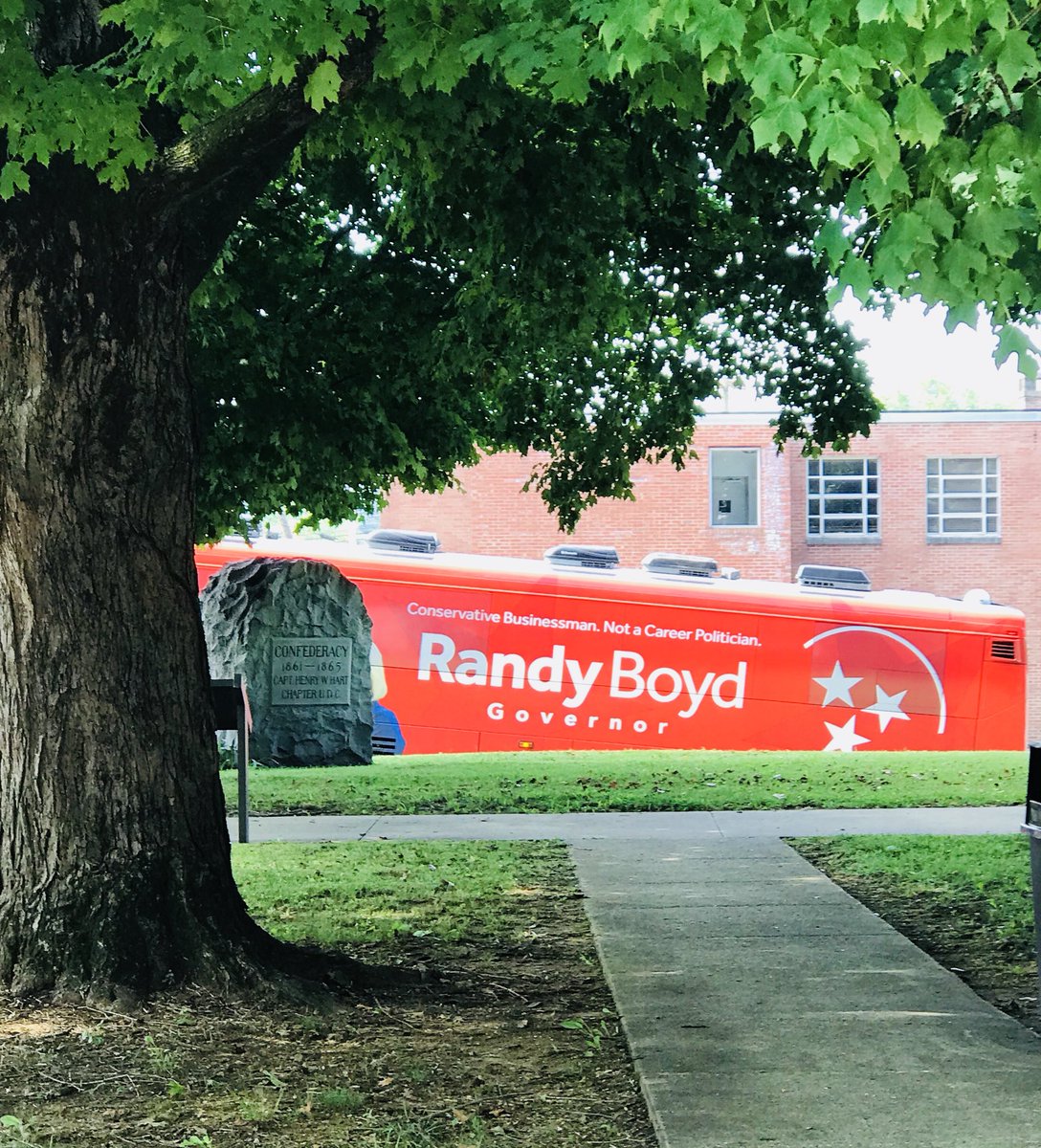 HeleneCashTN's tweet photo. A beautiful day in Carthage TN! @randyboyd #BoydBusTour https://t.co/qOD8o7OeUu