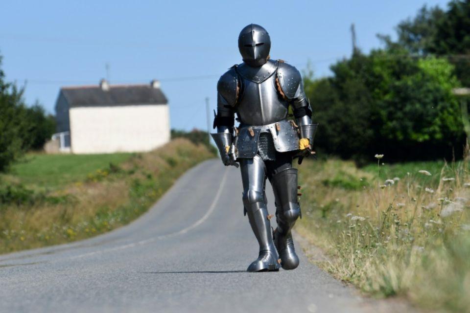 L'artiste Abraham Poincheval traverse la Bretagne à pied et en armure bit.ly/2ujTlG1