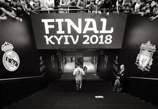 Sale7_RMA's tweet photo. Two pics and million stories..
I’m speechless, even million words cannot be enough, #GraciasCristiano  💔 https://t.co/lZti2AcA6E