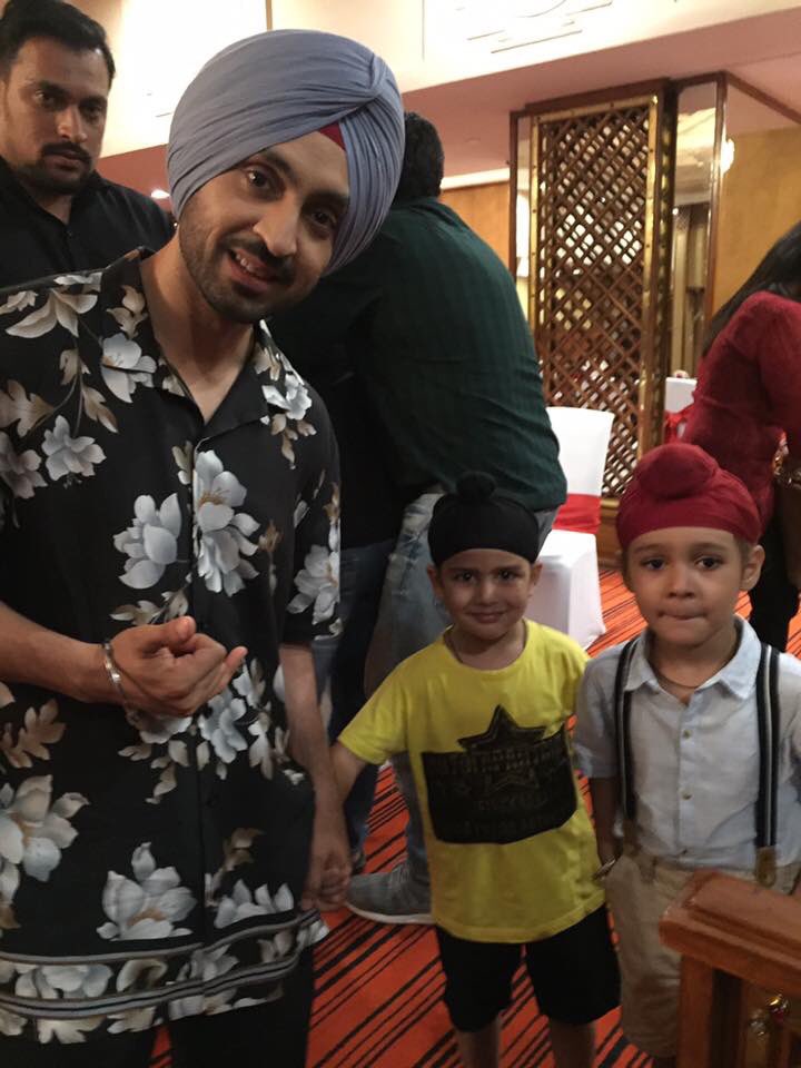 gaganbhatia659's tweet photo. thank you so much @diljitdosanjh bhaji mere sweet bhanje #Ekus Or #Ekum nu milan laye 😍🙈 
buggi bht khush hoya bahar aake .. mainu kehnda Mammu , Diljit paji bht acche aa 😍😍
bht bht thanxs Ustaad Ji .... https://t.co/eosG7nfiIp