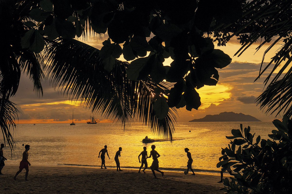 Teleferika_'s tweet photo. Seychelles, el oasis verde del Índico.
Arenales a la sombra de palmeras acariciadas por la brisa del Índico, arrecifes de coral a poca distancia de la orilla y una selva que, tierra adentro, acaba de envolver un sueño hecho realidad en medio del océano.
https://t.co/hHYtIiRS3c https://t.co/nrdUiMk681