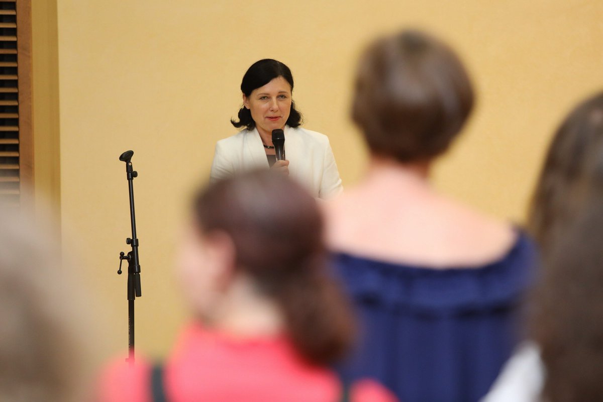 Je mi ctí a potěšením přivítat v sídle Evropské komise Berlaymontu Češky působící na pozicích administrátorek v evropských institucích. Podělila jsme se o svůj životní příběh, který mě přivedl až sem, a motivuje mě slyšet příběhy ostatních žen v Bruselu.