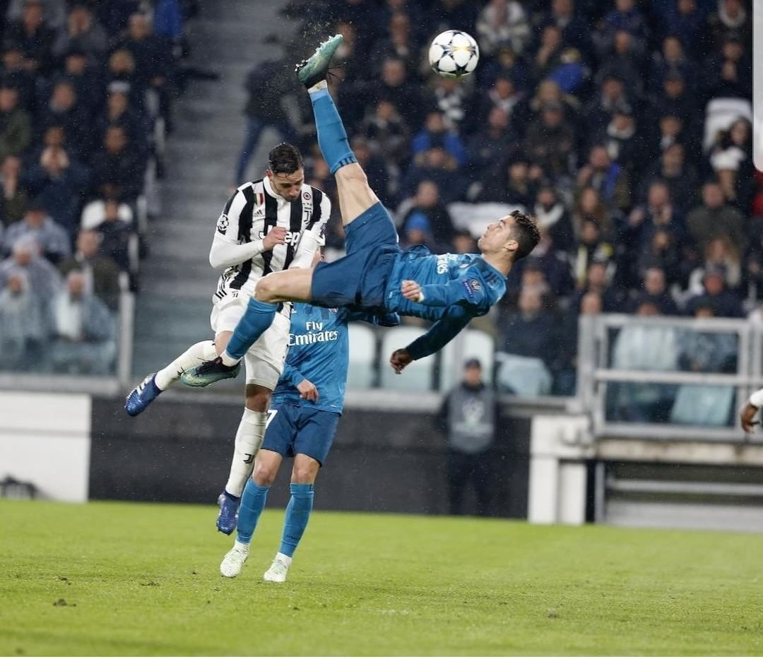 juanjobernal13's tweet photo. Se va el hombre record. Comandante @Cristiano .
Nadie con su profesionalidad. Una bestia. Gracias por tanto Bicho. https://t.co/PgX41K6IQ2