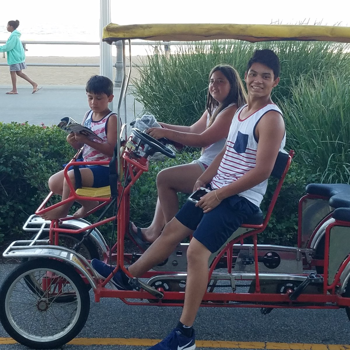 freddy_calub's tweet photo. #beachlife #family #weirduncle https://t.co/0ancegayFU