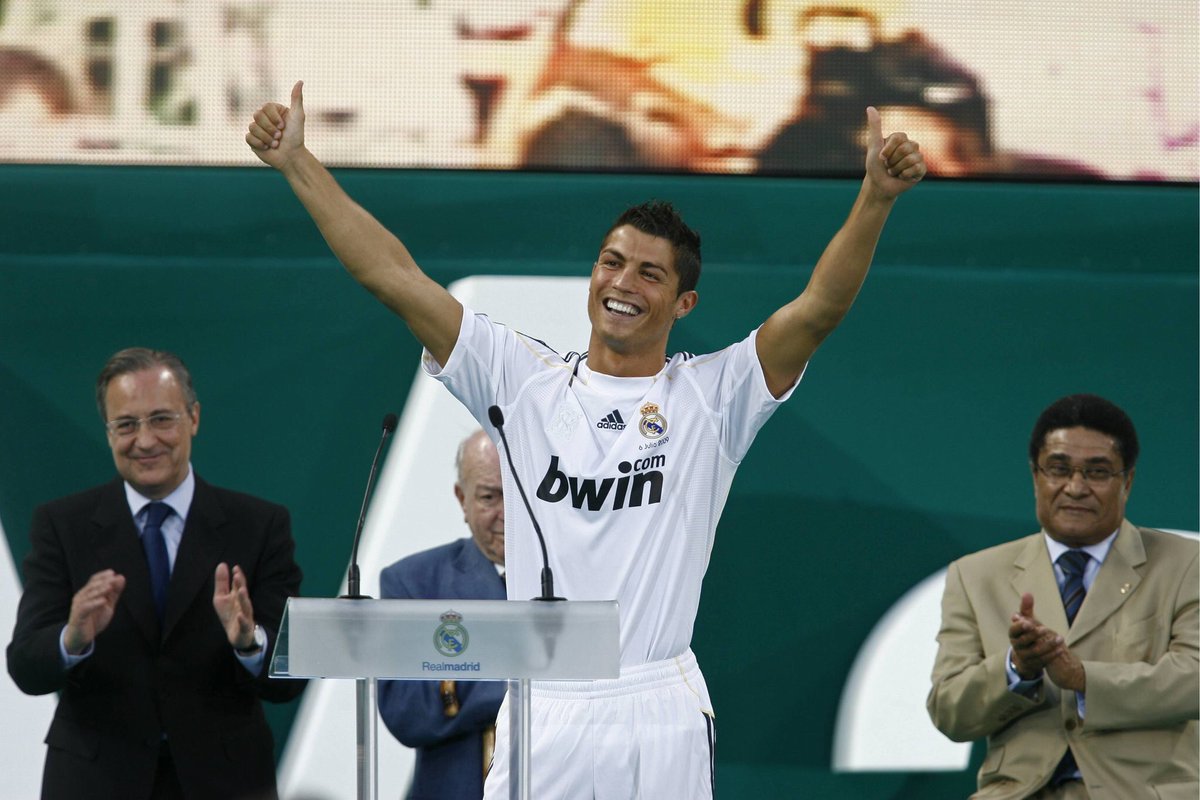 realmadridfr01's tweet photo. Tu es arrivé en sauveur et tu repars en légende, la plus grande du plus grand club de l’histoire. Les stats, les records et même les trophées ne suffisent pas pour expliquer tout ce que tu nous as offert. Nous ne te remercierons jamais assez. #AdiosCristiano https://t.co/0R1psu7g6e