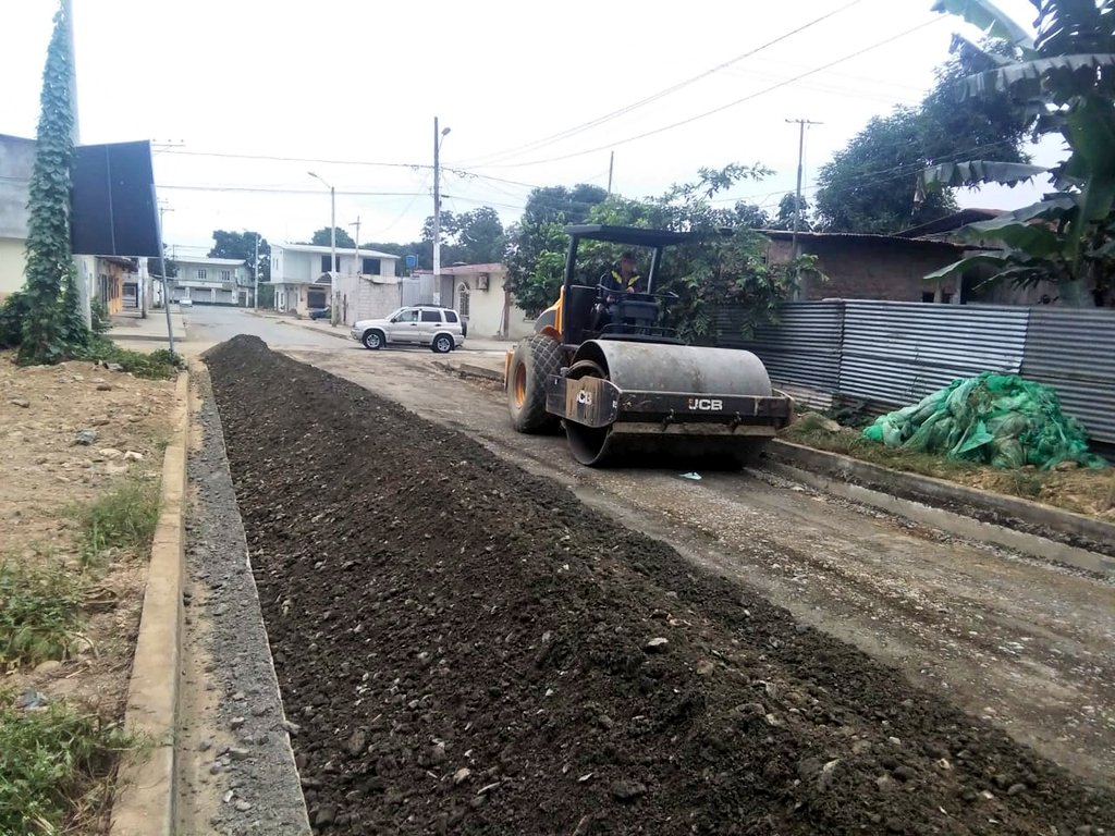 FelipeMix82's tweet photo. En la barriada Tres de Abril de la parroquia Buenavista @alcaldiapasaje continúa con los trabajos previos a la colocación de la carpeta asfáltica 
@cesarencaladae @municipiopasaje @matyjosy @verofer1 @BuscandoElOro https://t.co/9fXAbIHYOS