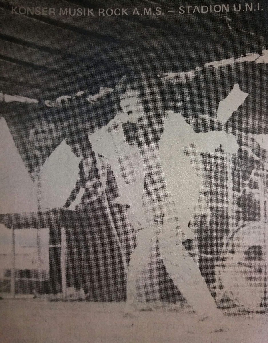 Nicky Astria membuka konser dengan"Jarum Neraka"