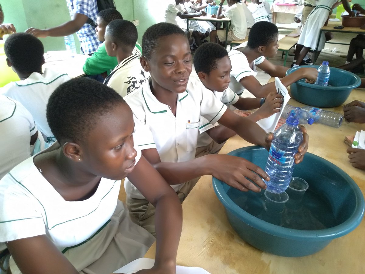 prac_sciencelab's tweet photo. Students performing another experiment to show that pressure in fluids increases with depth #pracscience #JHS #integratedscience #force #pressure https://t.co/UGba555nHe