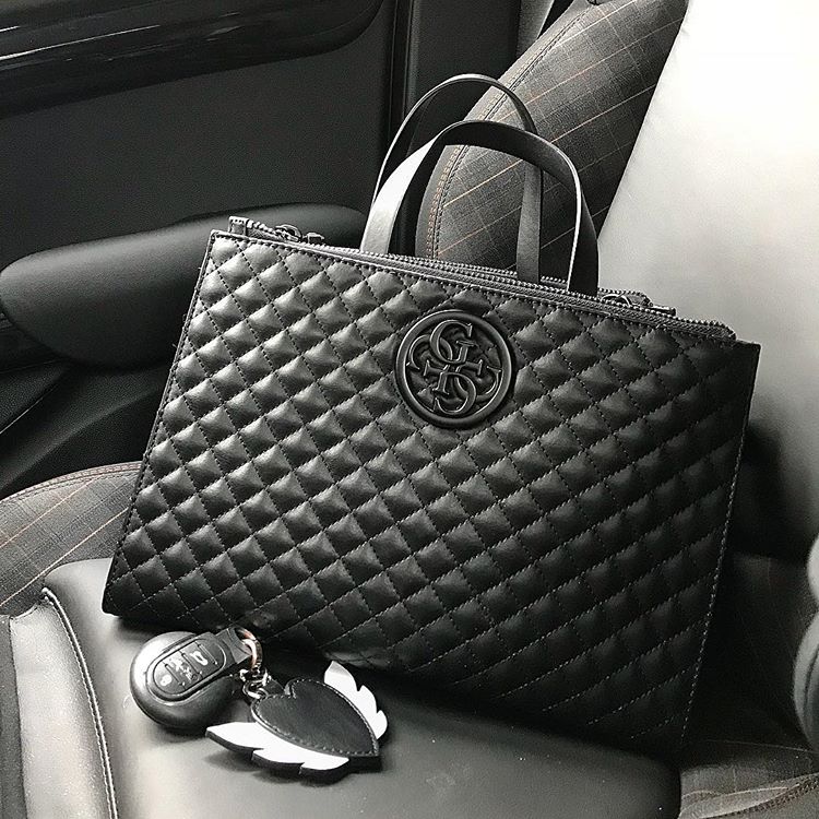 GUESS's tweet photo. I never leave the house without... 🖤 https://t.co/FcmYG70CkB #GUESSHandbags https://t.co/Ferukoc6AR