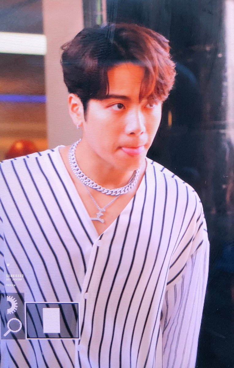 sunkissed0328's tweet photo. 180710 GDNY퇴근 #잭슨 #갓세븐⁠ ⁠ #JacksonWang #GOT7⁠ ⁠ Weather is so hot because of Jackson!!!! ☄️🔥 https://t.co/UOTw4GN8Cz