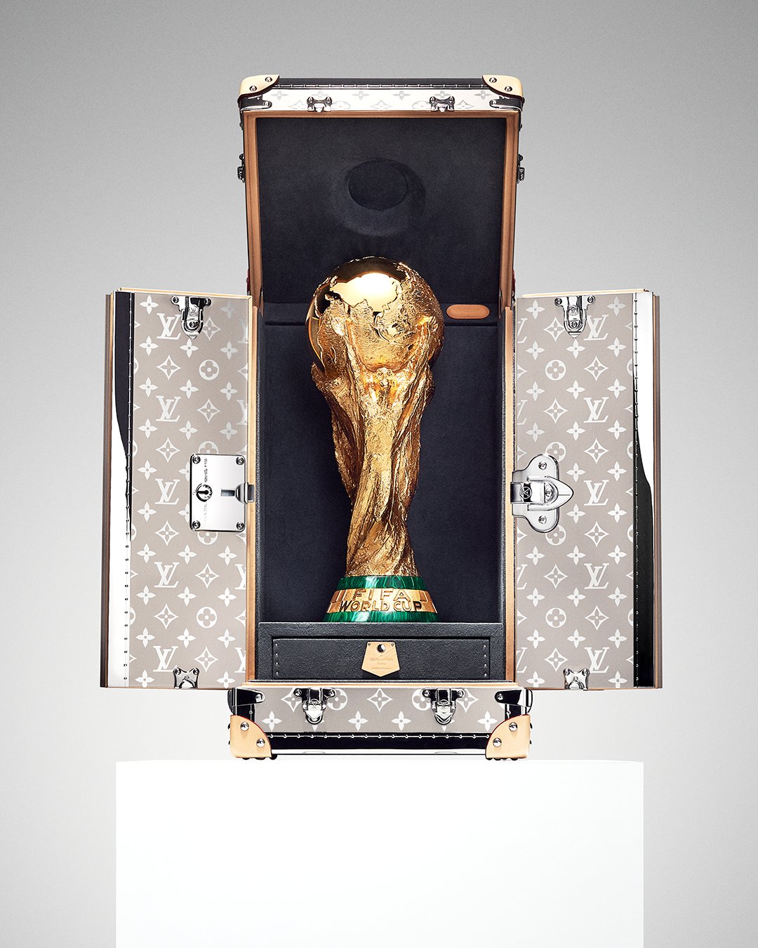 Louis Vuitton sur Twitter : One step closer to the trophy. Victory travels  in Louis Vuitton. @LouisVuitton wishes the best of luck to England,  semi-finalist of the FIFA #WorldCup.  / X