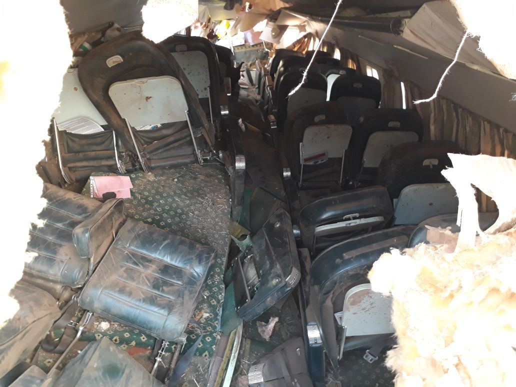 разбитое окно. крушение самолета изнутри. сгоревший самолёт внутри. разбитая машина внутри салона. машина изнутри сломанная.