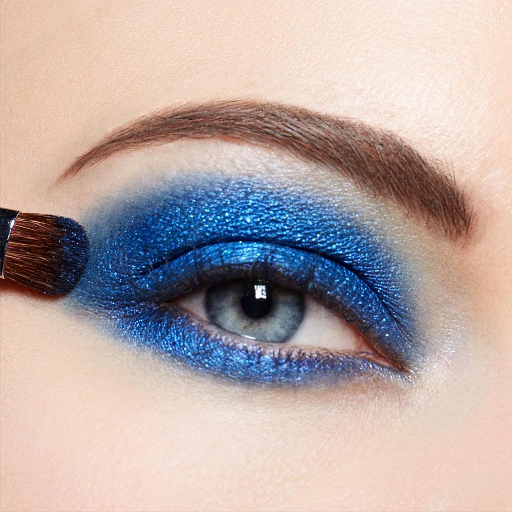 Maybelline's tweet photo. Looking to rock a bold look this summer? Coat your lids with a royal blue shade, like our #expertwear eye shadow in 'acid rain.' But first, prep your eyelids by applying our #masterprime eyeshadow primer for long-lasting color and you're good-to-go! #TipTuesday https://t.co/Ee9Q0AOzgU