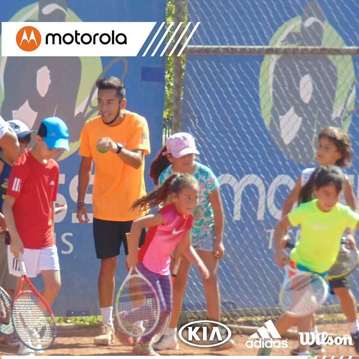 massu_tenis's tweet photo. En @massu_tenis nuestro objetivo es potenciar a nuestros niños en su formación, desarrollando trabajos en equipos e individuales junto a juegos psicológicos. 
@MotorolaCL @WilsonChileOfi @Kia_Chile @adidasCL  @CDeportivaChile  #Motoz #Motog6 #MotoMods #HelloMoto #WilsonTenis https://t.co/BJvZwxx0L9