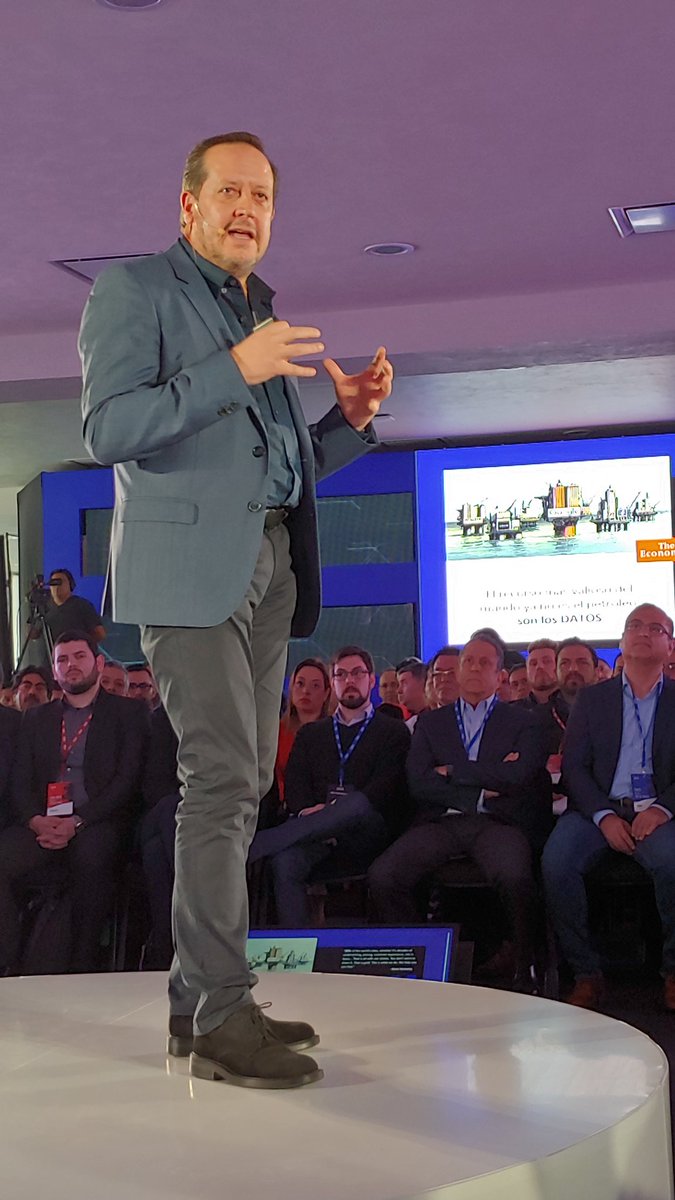 El director de @IBM_Mx, Eduardo Gutiérrez, nos da la bienvenida a la presentación de IBM FlashSystems. 'El recurso más valioso en el mundo ya no es el petróleo, son los datos.'
Habla de la transformación digital de las empresas.
#IBMFlashMX