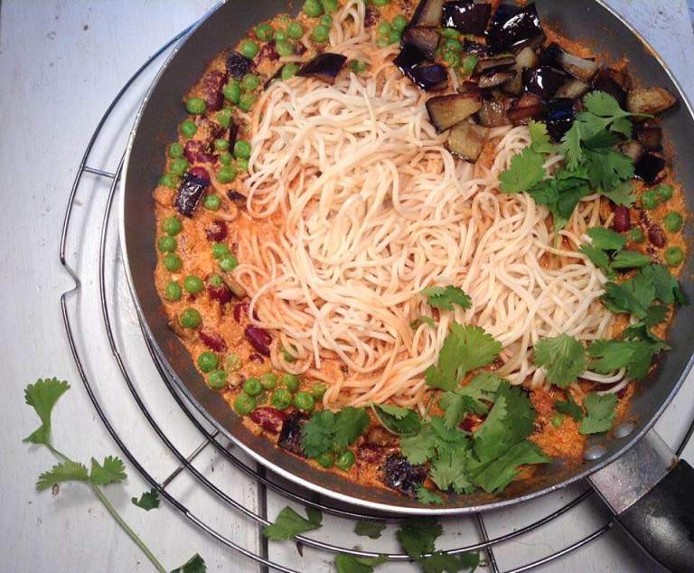 Vegan tandoori pasta - This dish as all the richness and deliciousness of “butter chicken” but vegan and in a pasta dish. simplyvegelicious.com/main/pasta/veg… #pasta #spices #veganfood #vegetarian #plantbased #recipe #indianflavors