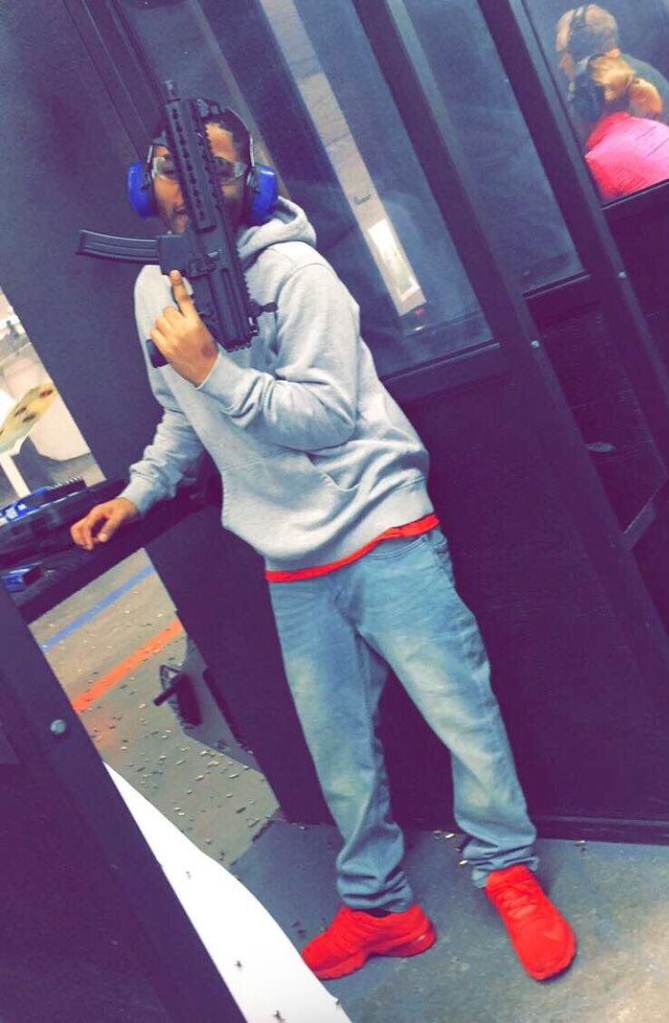 SavageYG212's tweet photo. Not everybody kan B a shooter.. I lucked up 😏 #SavageYG 😈 #ArtOfWar ⛩ https://t.co/wSh7S9SkqG