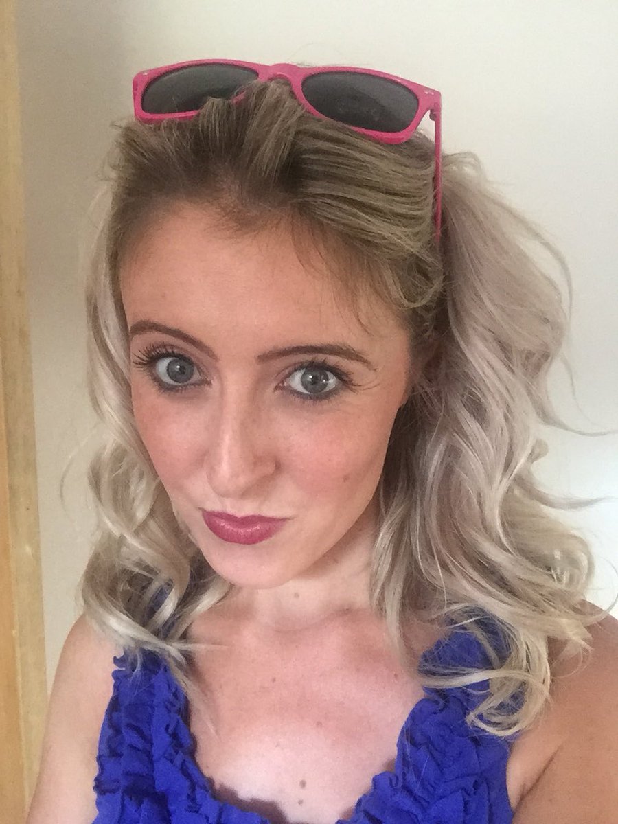 RexandReginaLM's tweet photo. Thanks @dotmailer for my free pink sunglasses today at the @TheFashionNetUK event today in #Manchester 💗💗💗 Love them! https://t.co/gMgRRdSBpQ