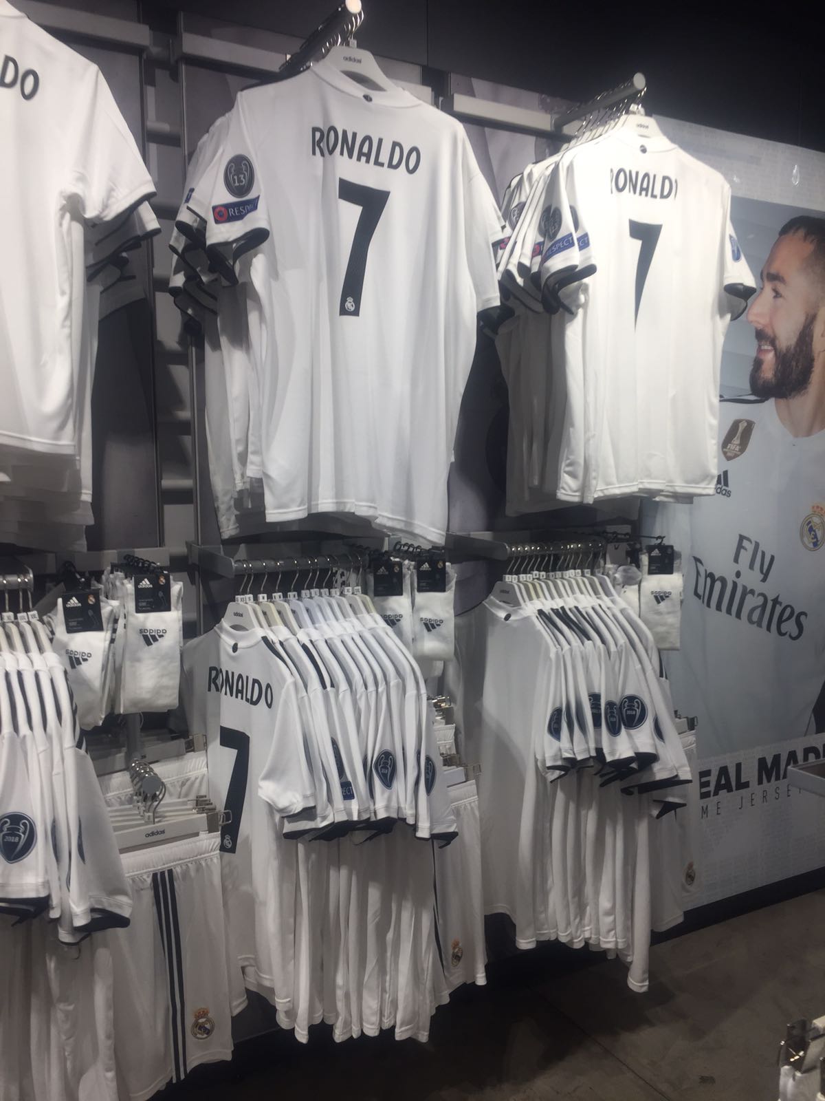 El Larguero on X: Las tiendas del Real Madrid siguen vendiendo la