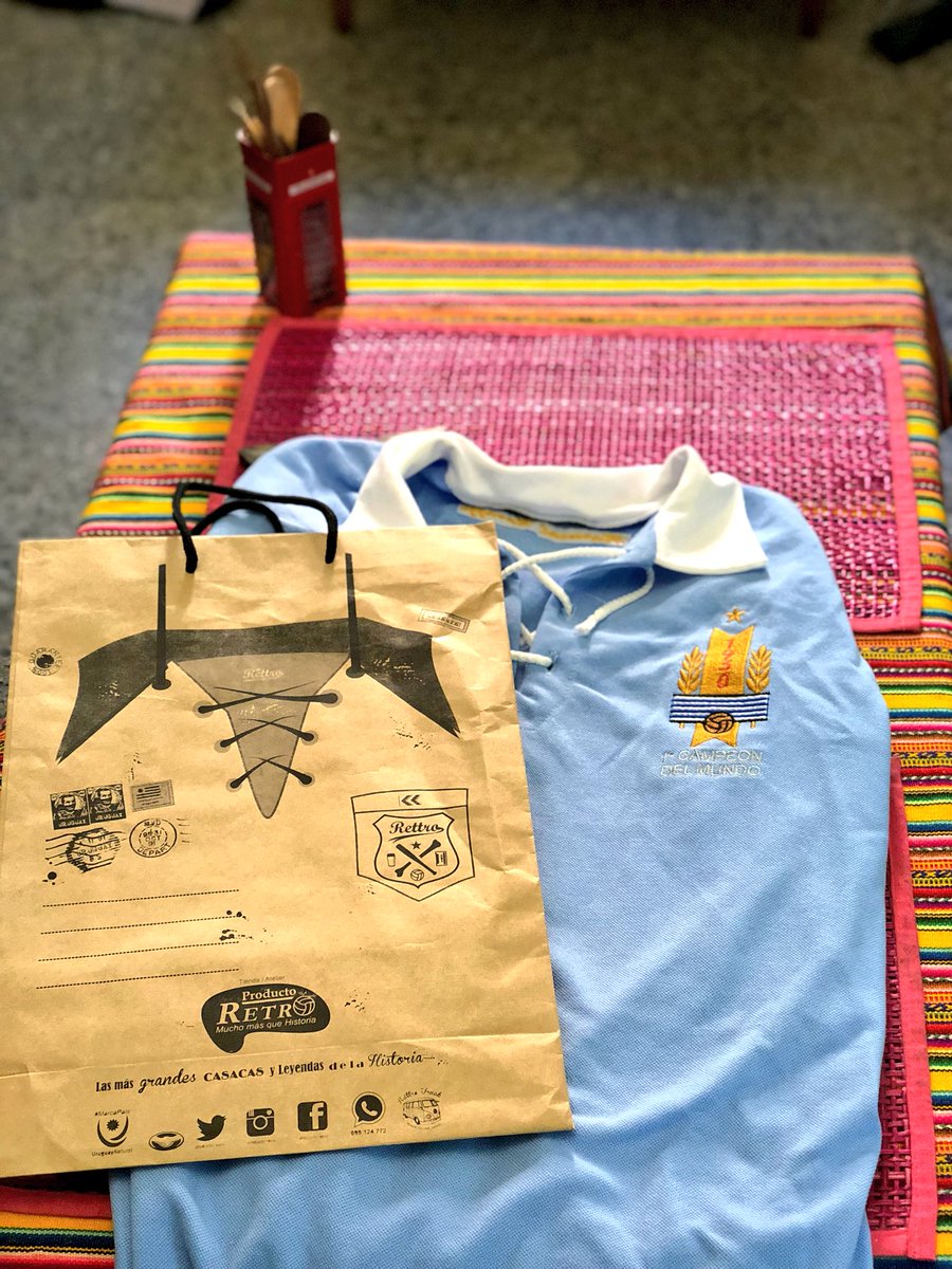 Tengo esta casaca de Uruguay réplica de la de 1930 de manga larga para REGALARLES!
Lo único que tienen que hacer es RT y seguir a los amigos de @Producto_Retro acá o en Instagram.
El viernes se la llevan.